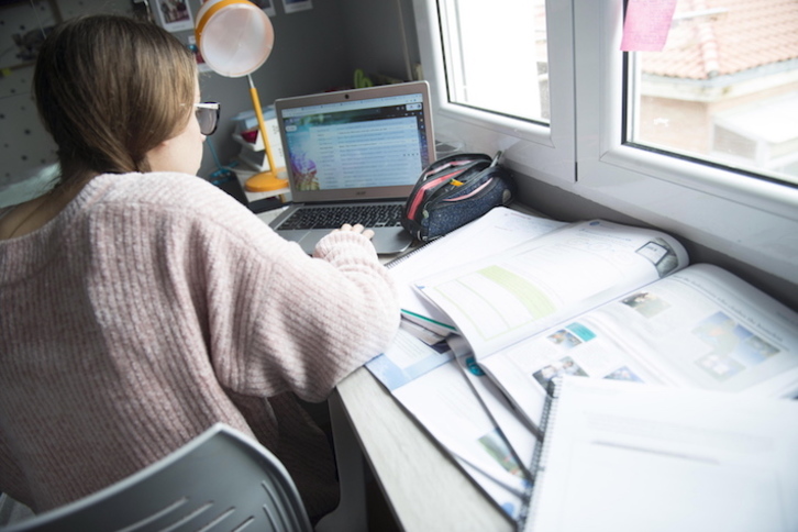 Con el cierre de centros educativos, los hogares se han convertido en aulas improvisadas. (Raúl BOGAJO/FOKU)