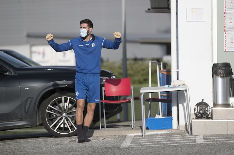 Navas, saludando a los compañeros (OSASUNA)