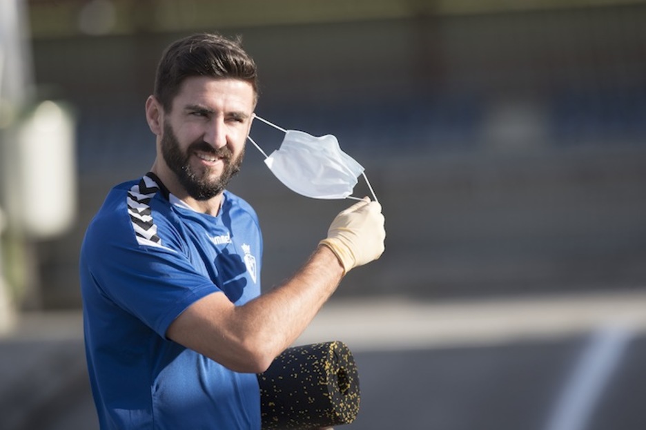 Navas, quitándose la mascarilla (OSASUNA)