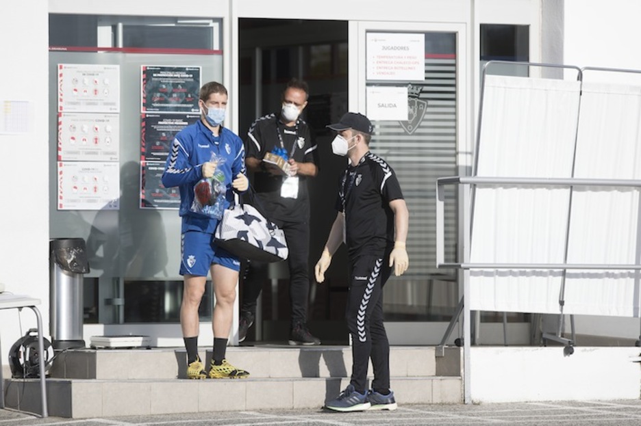 Darko, junto a empleados del club (OSASUNA)