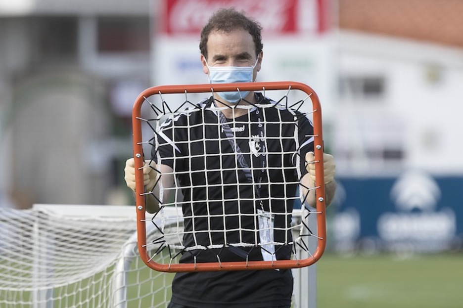 Arrasate, sonriente ante la cámara (OSASUNA)