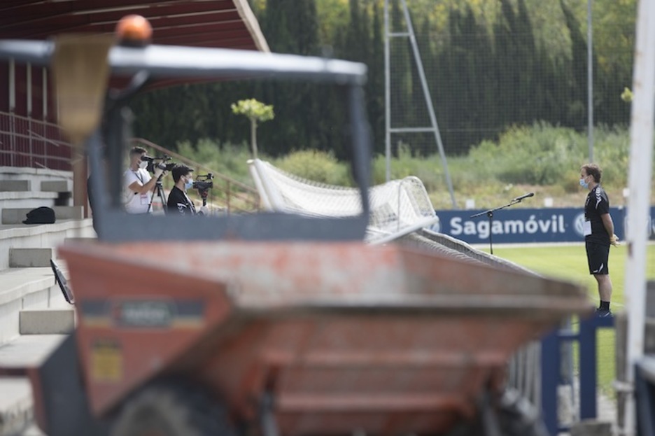 Arrasate, atendiendo a los medios del club (OSASUNA)