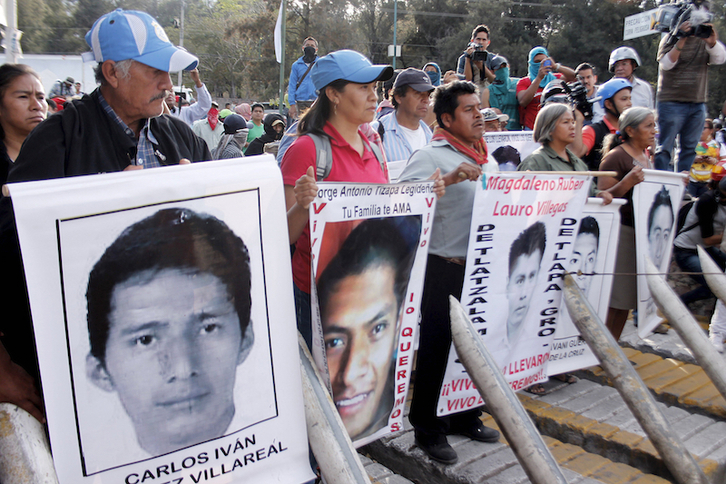 Protesta en enero de 2015 de familiares de los 43 estudiantes desaparecidos en Iguala. (Jesús GUERRERO / AFP)