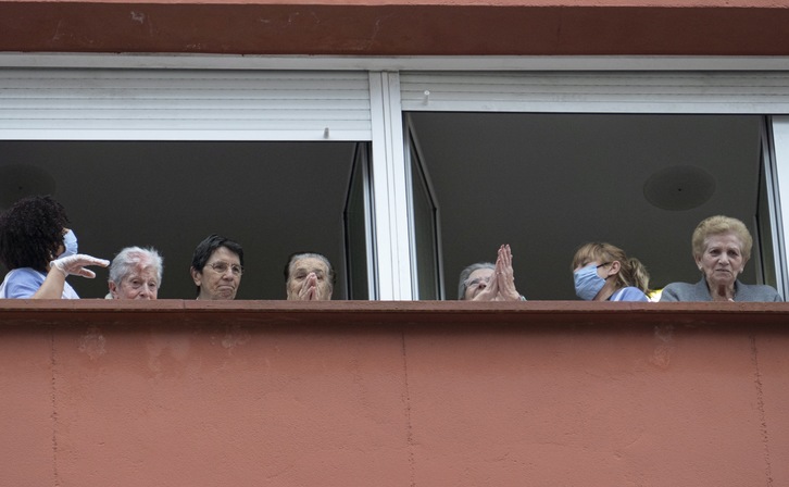 Residencia Nuestra Señora de la Paz, trabajadoras y residentes en las ventanas. (Jon URBE/FOKU)