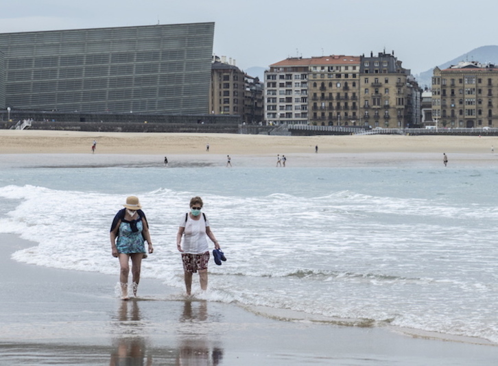 Paseos en la playa en Donostia, todavía en fase 0. (Jon URBE | FOKU)