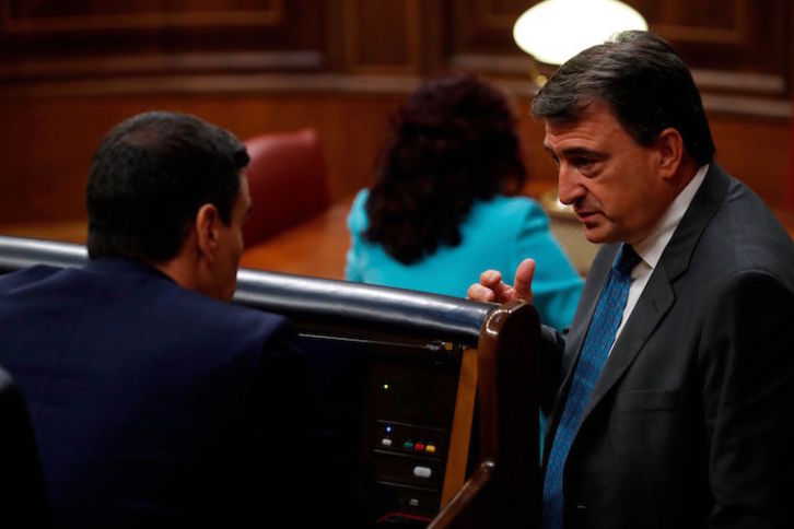 Pedro Sánchez charla con el portavoz del PNV, Aitor Esteban, en el Congreso. (J.J. GUILLEN/AFP)