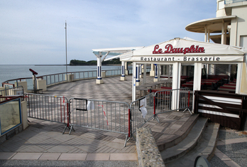 Tant que la jetée est fermée, les commerces de la Pergola ne peuvent pas rouvrir à Saint-Jean-de-Luz. © Bob EDME