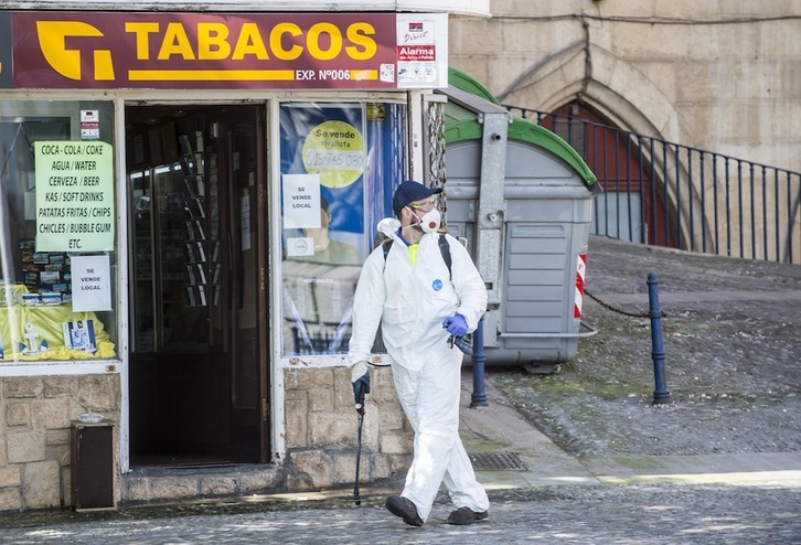 Personal de limpieza en el centro de Portugalete. (Marisol RAMÍREZ | FOKU)