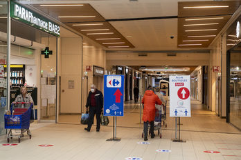 La galerie commerciale du BAB2 à Anglet était encore calme ce lundi 11 mai, premier jour du déconfinement. La plupart des clients portent un masque et respectent les distances de sécurité. © Guillaume Fauveau