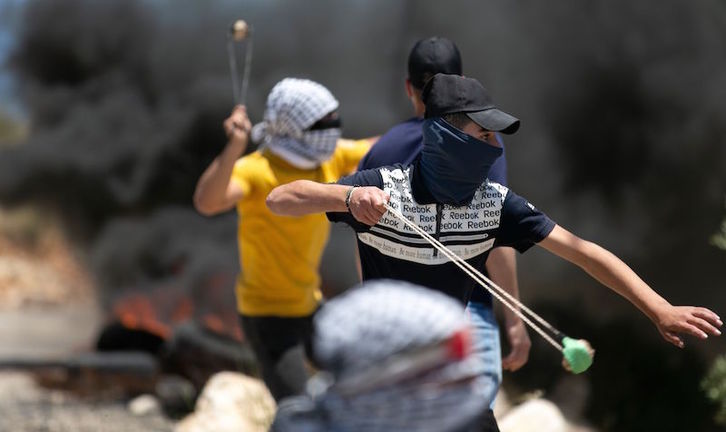 Piedras contra los soldados israelíes. (Jaafar AHSTIYEH | AFP)
