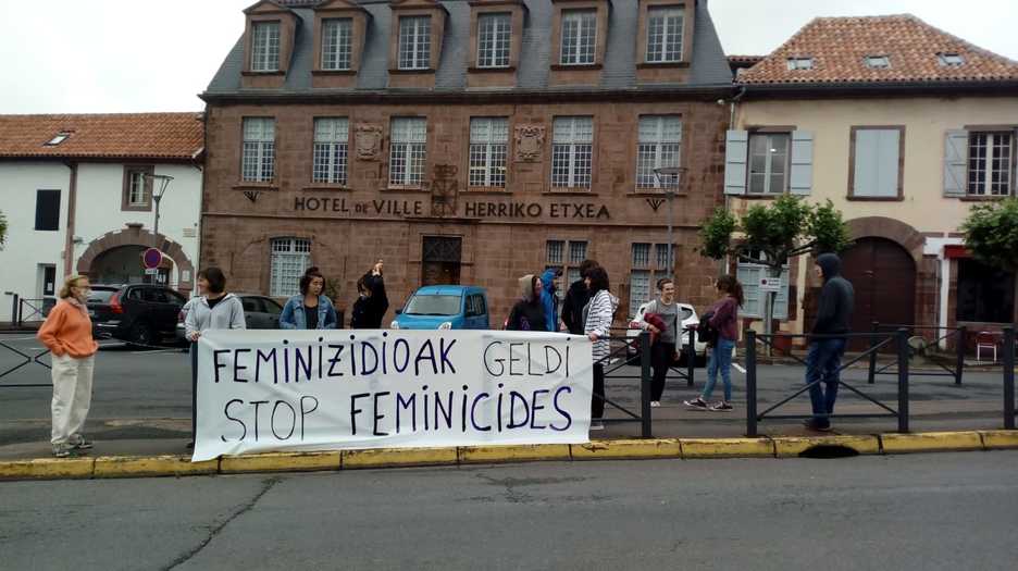 Feminizidioen kontra elkartu ziren Donibane Garaziko herriko etxearen aitzinean. ©Kolektibo feminista 