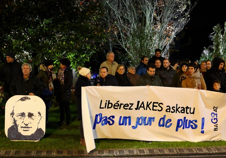 Movilización en Donibane Lohizune para demandar la liberación condicional de Jakes Esnal. (Isabelle MIQUELESTORENA)