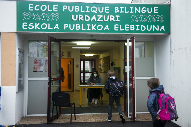 Donibane Lohizuneko Urdazuri eskola publikora sartzen. (Guillaume FAUVEAU)