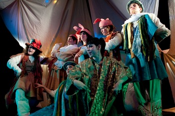 Estudiantes de la Escuela de Teatro de Nafarroa representan una obra. (Jagoba MANTEROLA | FOKU)