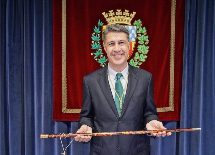 Xavier García Albiol posa sonriente con la vara de mando de la Alcaldía de Badalona. (@Albiol_XG)