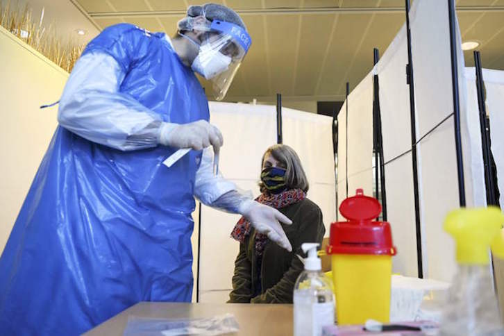 Un sanitario toma muestras a una mujer para un test en el Parlamento Europeo, en Estrasburgo. (Frederick FLORIN/AFP)