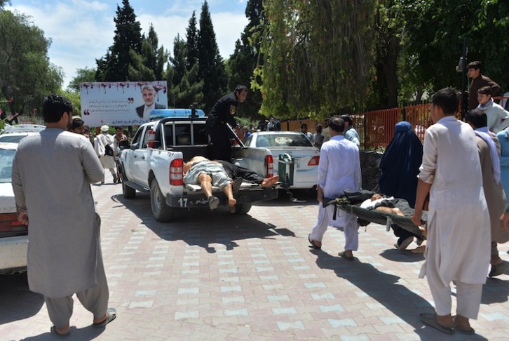 Traslado de personas heridas en el atentado contra un funeral en Afganistán. ( Noorullah SHIRZADA/AFP)