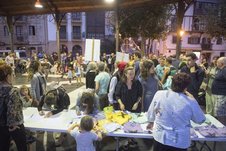 Xua gurasoekin etxera etortzeko eskatzeko sinadura bilketa, Orion. (Gorka RUBIO/FOKU)