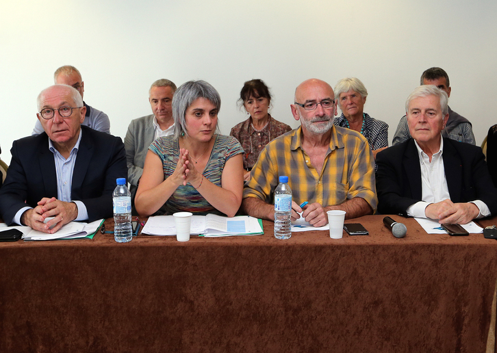 La delegacion vasca, durante una comparecencia en Biarritz para anunciar que es hora de pasar a una etapa resolutiva en materia de presos. ( Bob EDME)