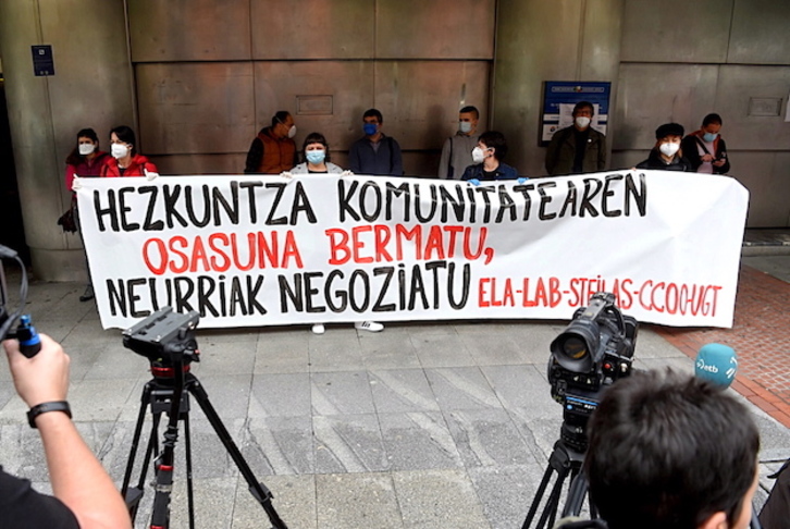 Concentración de los sindicatos frente a la sede del Gobierno de Lakua en Bilbo. (Luis JAUREGIALTZO/FOKU)
