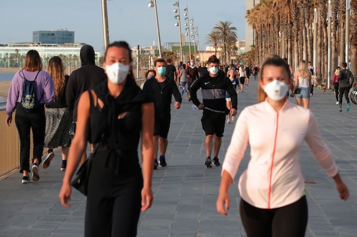 Gente paseando en Barcelona. (Pau BARRENA/AFP)