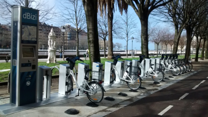 Estación de DBizi en el paseo de Francia, delante de la estación de Renfe. (www.donostiamovilidad.com)