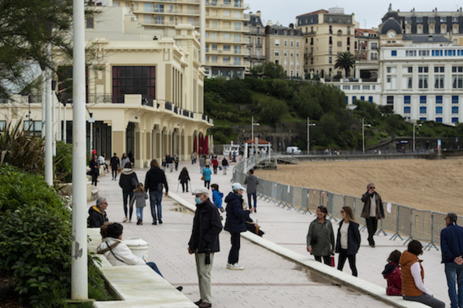 Dès mardi, les marcheurs ont pu accéder au déambulatoire de la Grande plage de Biarritz. ©Guillaume Fauveau