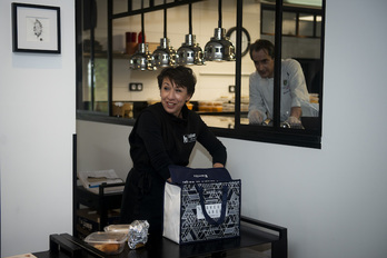 Le chef étoilé Alexandre Bousquet en cuisine et son épouse Isabelle pour le conditionnement. © Guillaume Fauveau