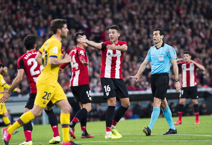 Vesga en el partido de Copa ante el Barcelona en San Mamés. (Luis JAUREGIALTZO / FOKU)