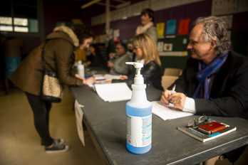 Imagen de la primera vuelta de las municipales, el 15 de marzo, en Baiona. (Guillaume FAUVEAU)