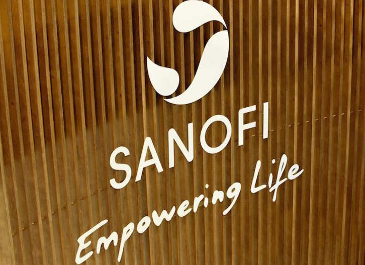 Logo de la multinacional Sanofi en Gentilly. (Eric PIERMONT/AFP)