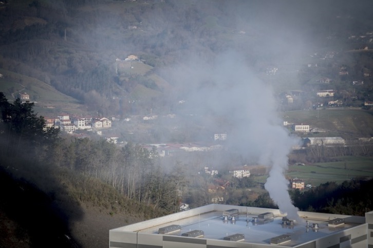 La incineradora de Zubieta vertiendo humo. (Gorka RUBIO/FOKU)
