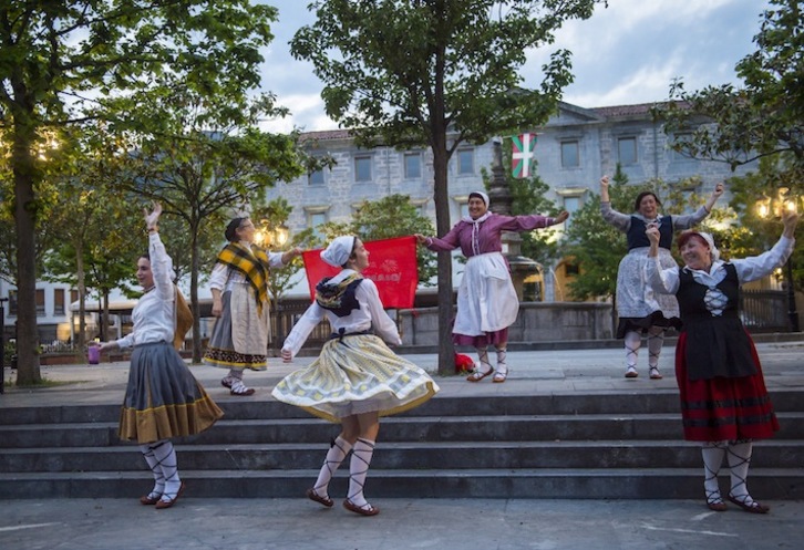 Inicio de las fiestas de Otxomaio, de Urduña. (Marisol RAMIREZ/FOKU)