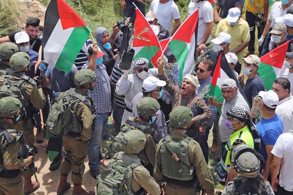 Manifestantes palestinos y soldados israelíes, frente a frente. (Jaafar ASHTIYEH/AFP)