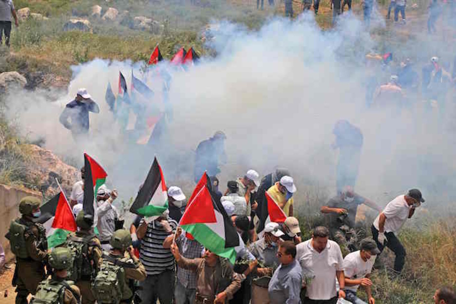 Protesta reprimida con gas lacrimógeno. (Jaafar ASHTIYEH/AFP)