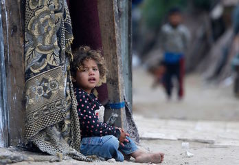 Una niña palestina, en el campo de refugiados de Al-Bureij, en Gaza. (Mohammed ABED/AFP)