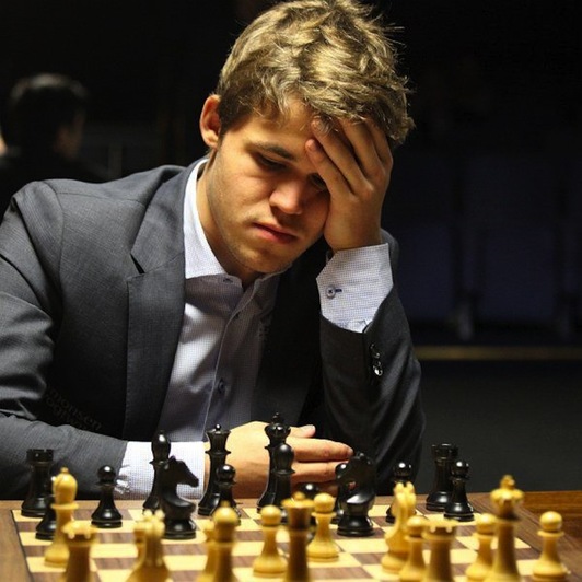 Magnus Carlsen, líder junto con la rusa Kostenyuk en la primera jornada del Memorial Steinitz (GARA) 