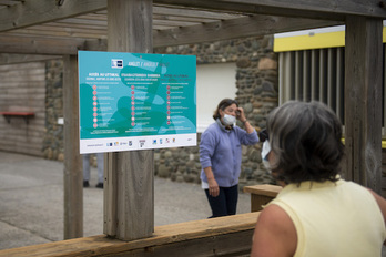 De nombreux promeneurs portaient des masques en se promenant le long des plages à Anglet ce samedi matin. © Guillaume Fauveau