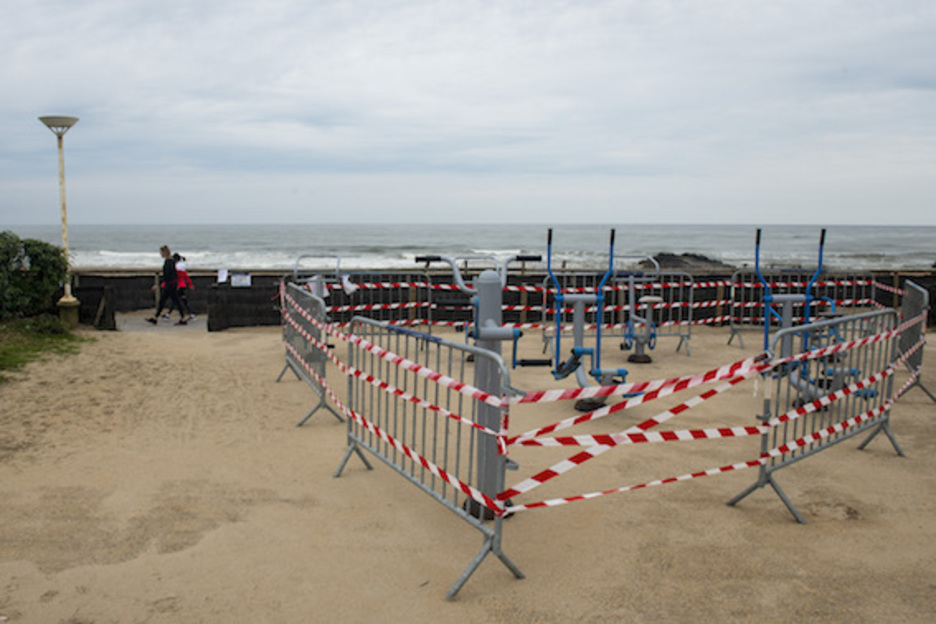 L’accès aux plages est permis depuis ce samedi en mode dynamique mais pas question de profiter des appareils de remise en forme installés sur le sable. © Guillaume Fauveau