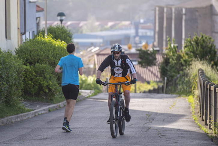 Dos personas haciendo deporte en Donostia. (Gorka RUBIO/FOKU)