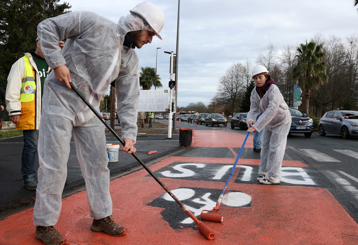 Bizikletari eta baita garraio publikoari ere lehentasun ematea eskatzeko Baionan Bizi! mugimenduak eginiko ekintza bat. (Bob EDME)
