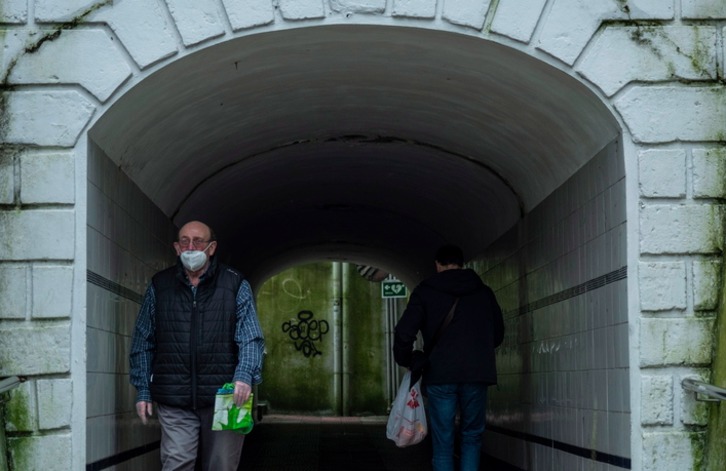 Personas con mascarilla en Donostia. (Jon URBE / FOKU)