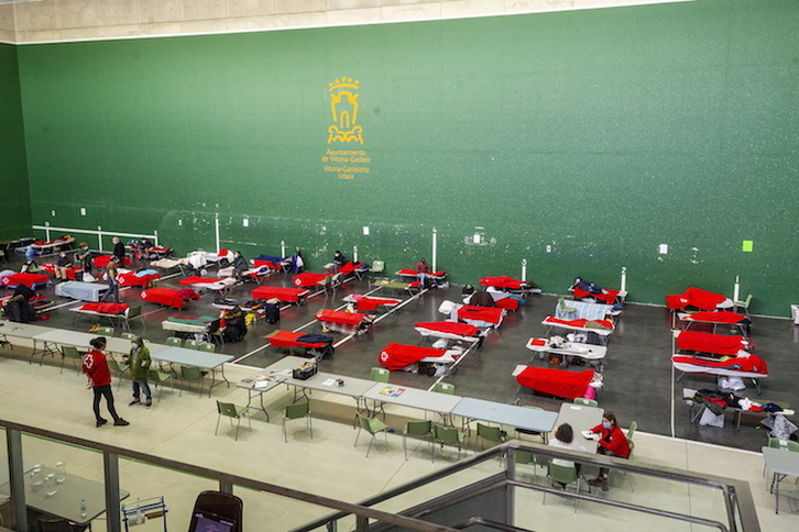 Frontón de Lakua, habilitado como refugio para personas sin hogar durante la pandemia. (Jaizki FONTANEDA / FOKU)