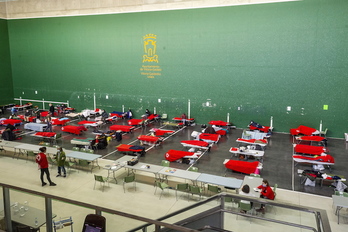 Frontón de Lakua, habilitado como refugio para personas sin hogar durante la pandemia. (Jaizki FONTANEDA / FOKU)