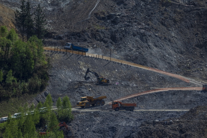 Maquinaria trabajando en la zona del derrumbe. (Andoni CANELLADA/FOKU)
