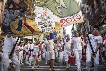 Los colectivos que participan activamente en el transcurso de las fiestas de las cuatro capitales de Hego Euskal Herria han denunciado que no se ha contado con ellos para su suspensión. (Jagoba MANTEROLA/FOKU)