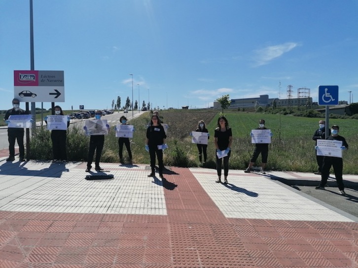 Integrantes de la dinámica #SOSPresoakCovid19, en una protesta ante la cárcel de Iruñea.
