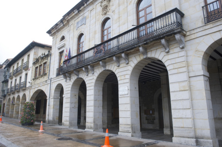Zumarragako udaletxea. 400eko intzidentzia gainditu badute ere, ez dira astearte honetan itxiera perimetralean sartuko (Jon URBE / FOKU)