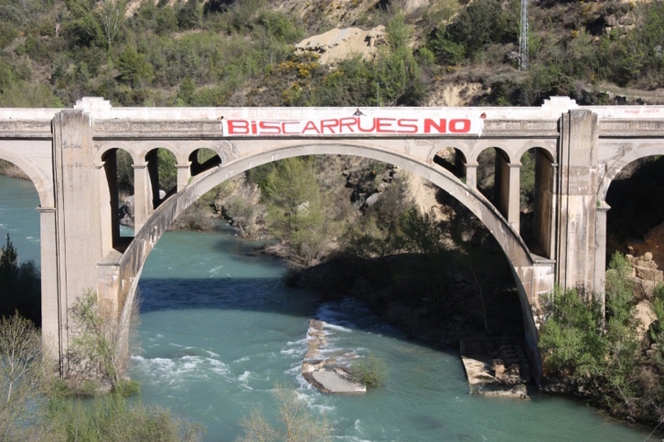 Una pancarta con el lema «Biscarrués no» sobre el río Galligo, en la carretera que une Iruñea con Uesca. (COORDINADORA BISCARRUÉS-MALLOS DE RIGLOS)