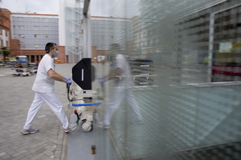 Personal sanitario en el CHN de Iruñea. (Iñigo URIZ/FOKU)